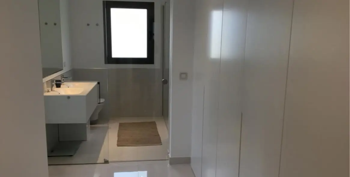 Alquiler a corto plazo de apartamento en planta media en Estepona 28