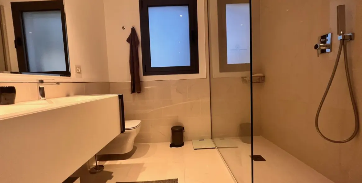 Alquiler a corto plazo de apartamento en planta media en Estepona 32