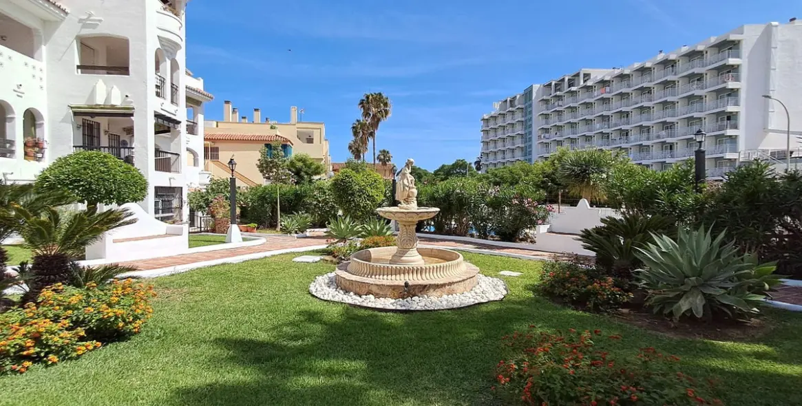 Sale of middle floor apartment in Benalmadena Costa 24