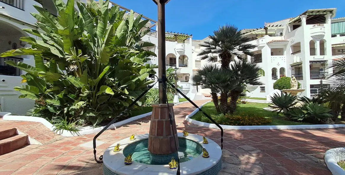 Sale of middle floor apartment in Benalmadena Costa 25
