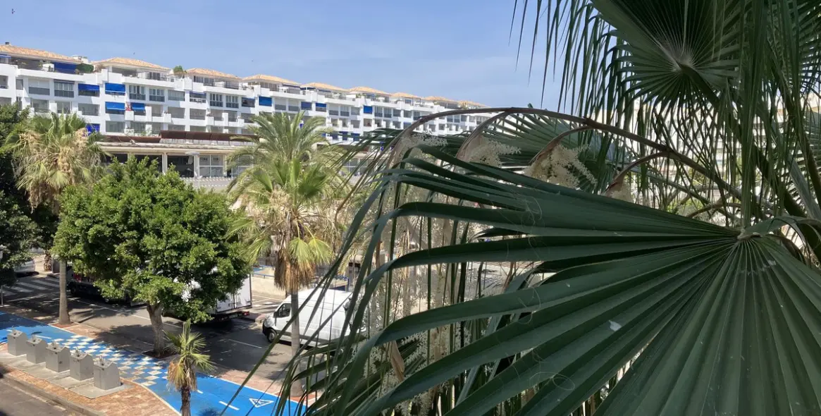 Venta de apartamento en planta media en Puerto Banús 1