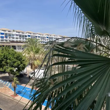 Venta de apartamento en planta media en Puerto Banús