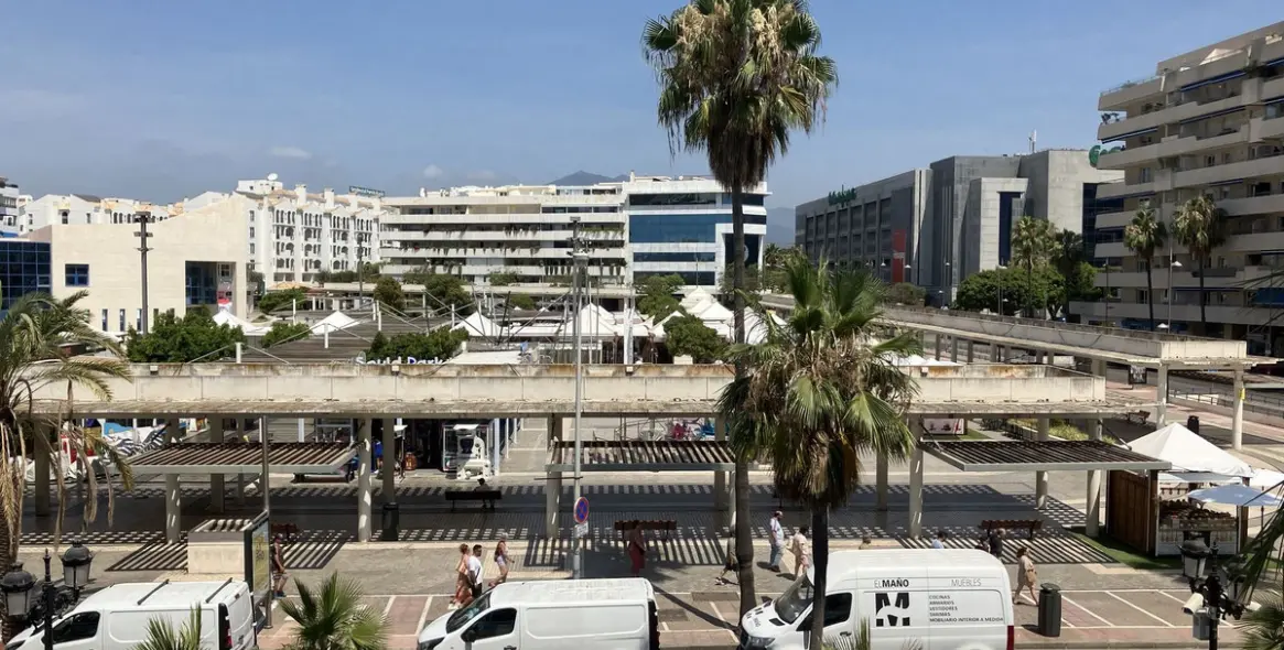Venta de apartamento en planta media en Puerto Banús 2