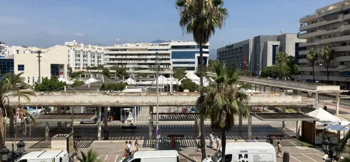 Venta de apartamento en planta media en Puerto Banús 1