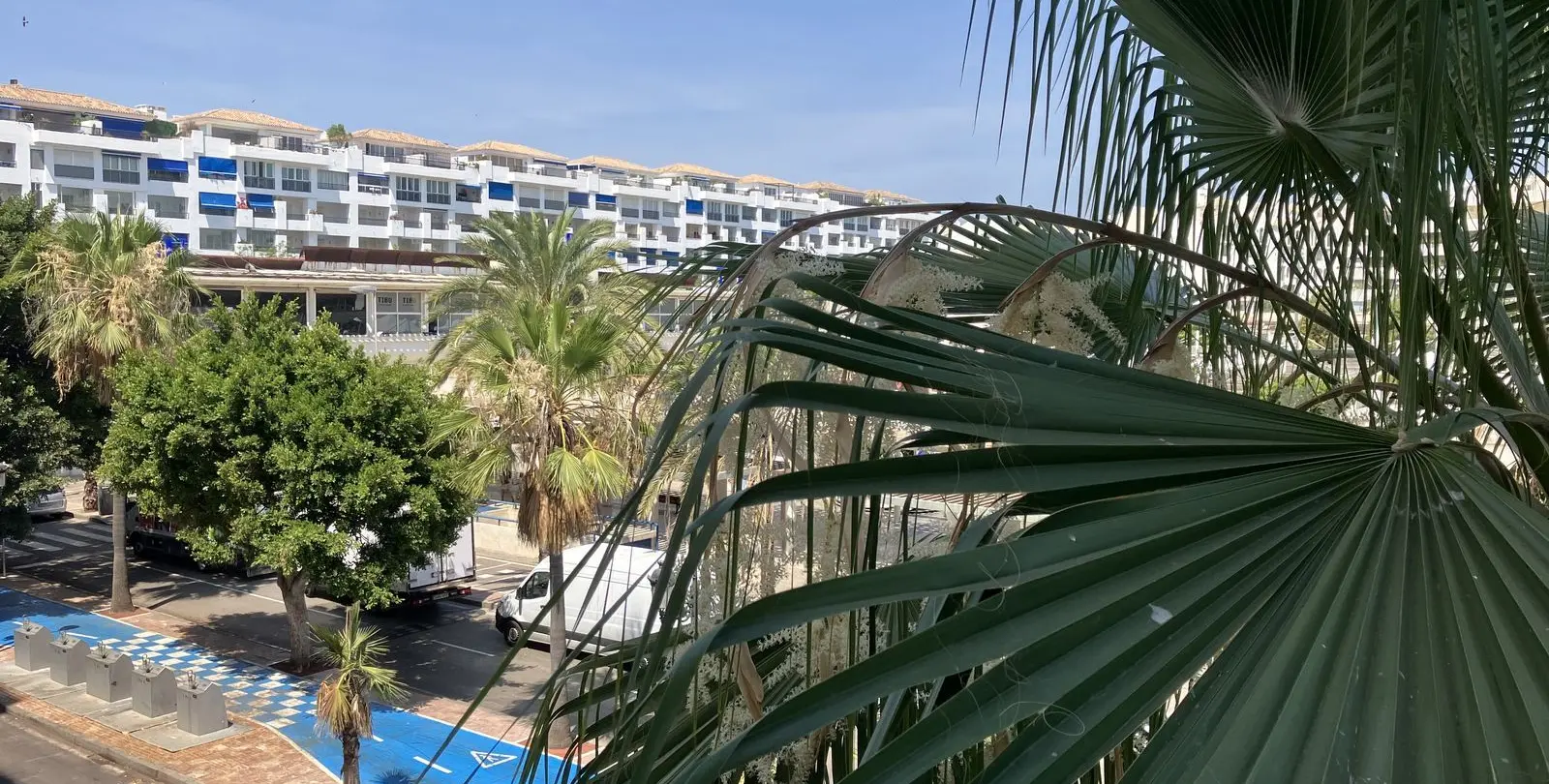 Sale of middle floor apartment in Puerto Banús 1