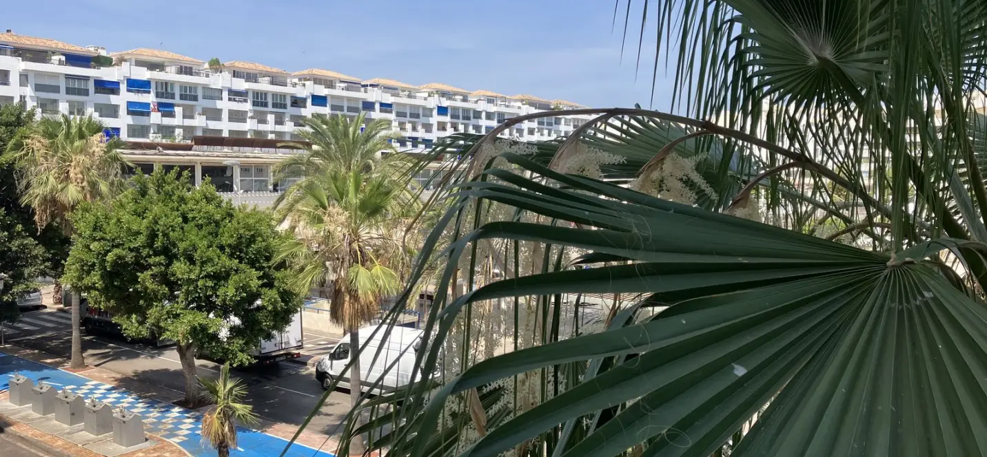 Sale of middle floor apartment in Puerto Banús 0