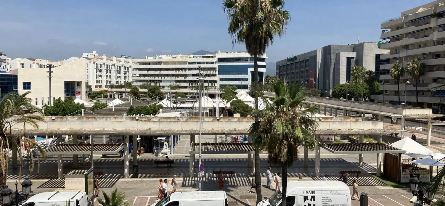 Sale of middle floor apartment in Puerto Banús 1