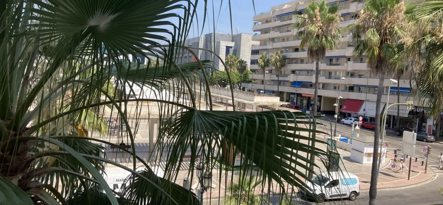 Sale of middle floor apartment in Puerto Banús 2