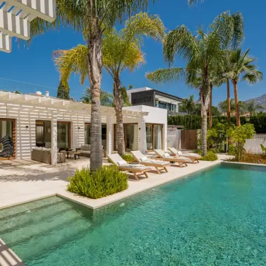Venta de villa independiente en Las Brisas