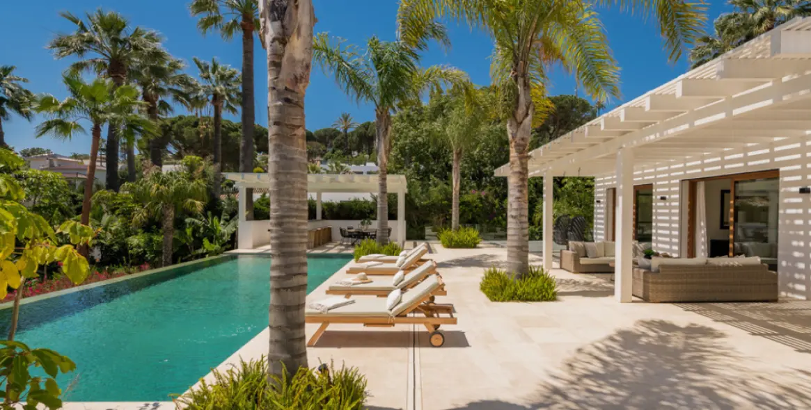 Venta de villa independiente en Las Brisas 5