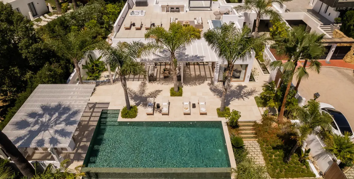 Venta de villa independiente en Las Brisas 6
