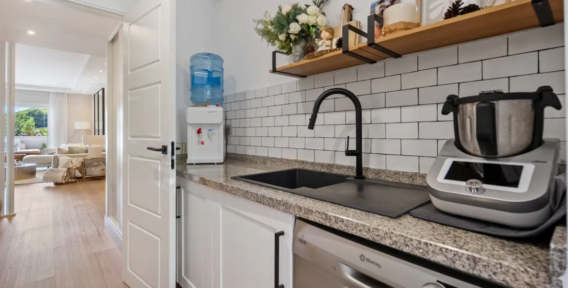 Venta de apartamento en planta media en The Golden Mile 10