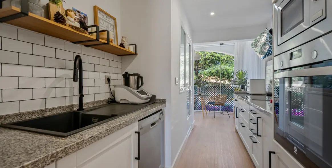 Venta de apartamento en planta media en The Golden Mile 12