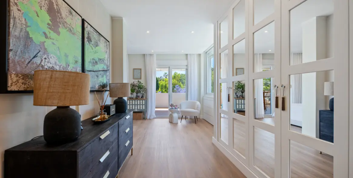 Venta de apartamento en planta media en The Golden Mile 14