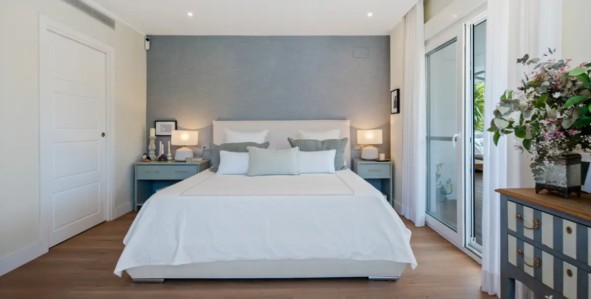 Venta de apartamento en planta media en The Golden Mile 17