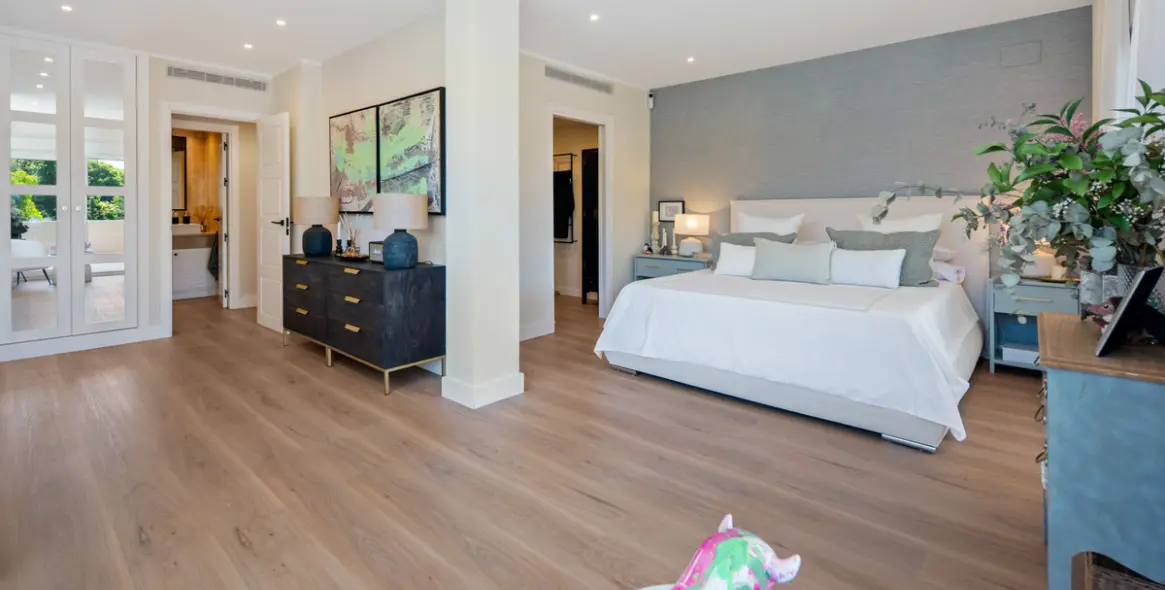 Venta de apartamento en planta media en The Golden Mile 18