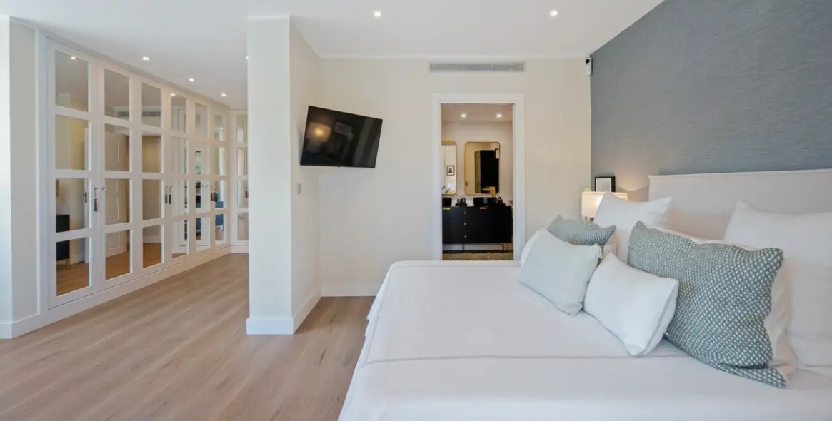 Venta de apartamento en planta media en The Golden Mile 19