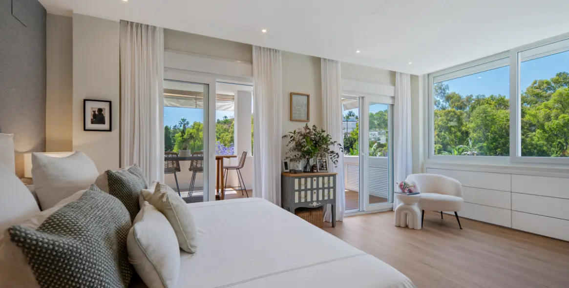 Venta de apartamento en planta media en The Golden Mile 20