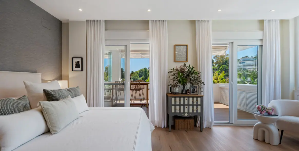 Venta de apartamento en planta media en The Golden Mile 21