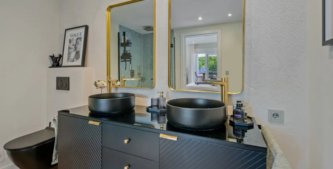 Venta de apartamento en planta media en The Golden Mile 23