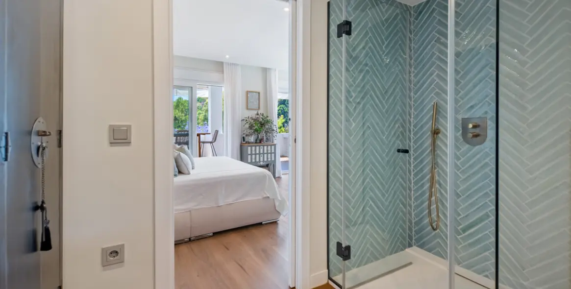 Venta de apartamento en planta media en The Golden Mile 24