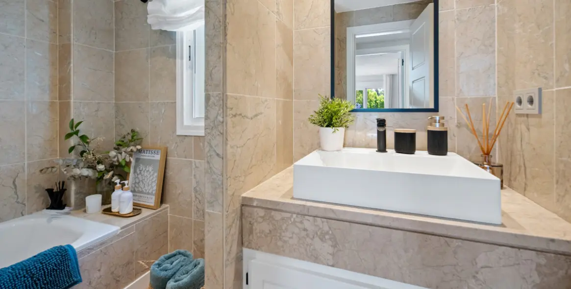 Venta de apartamento en planta media en The Golden Mile 26