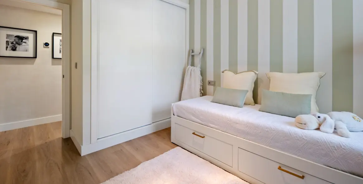 Venta de apartamento en planta media en The Golden Mile 28