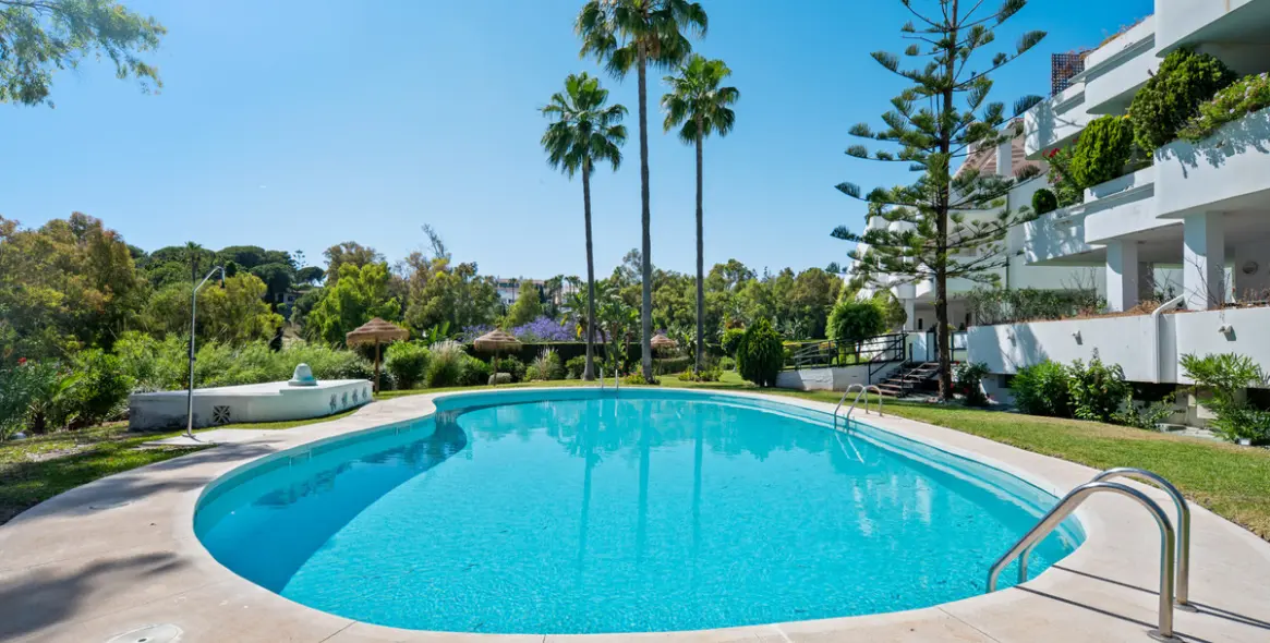 Venta de apartamento en planta media en The Golden Mile 31