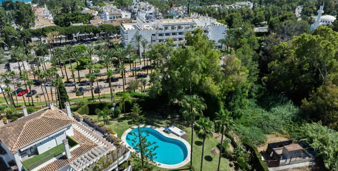 Venta de apartamento en planta media en The Golden Mile 33
