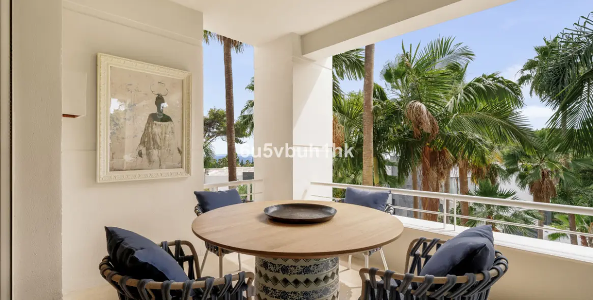 Venta de apartamento en planta media en El Retiro de Nagueles 30