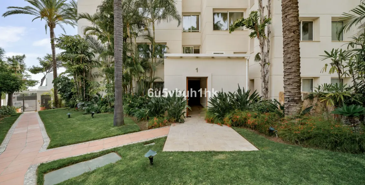 Venta de apartamento en planta media en El Retiro de Nagueles 32