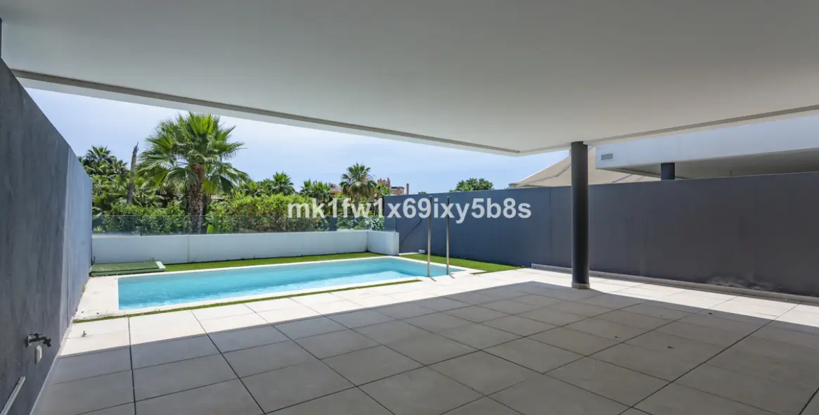 Alquiler a largo plazo de apartamento en planta media en Estepona 1