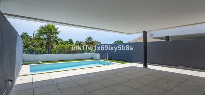 Long-term rent of middle floor apartment in Estepona 0