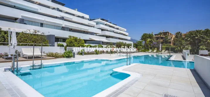 Long-term rent of middle floor apartment in Estepona 1