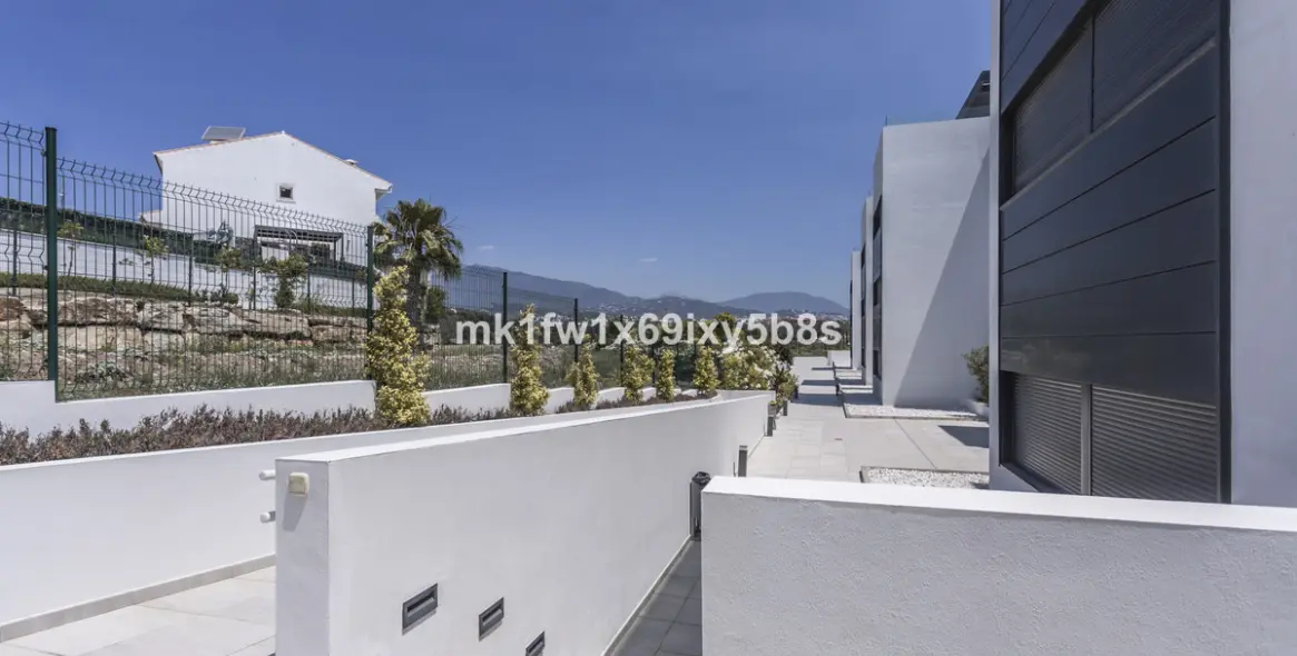 Alquiler a largo plazo de apartamento en planta media en Estepona 3