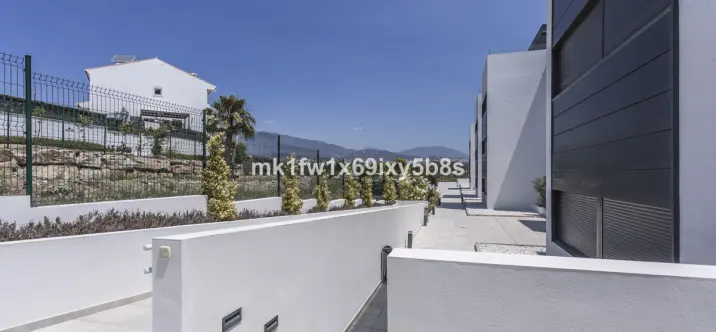 Long-term rent of middle floor apartment in Estepona 2