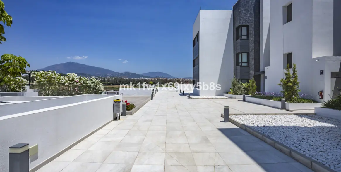 Alquiler a largo plazo de apartamento en planta media en Estepona 4
