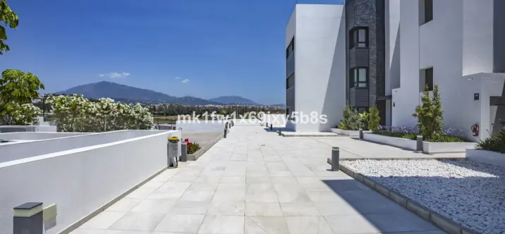 Long-term rent of middle floor apartment in Estepona 3