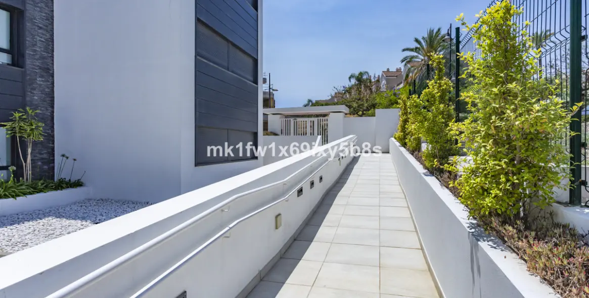 Alquiler a largo plazo de apartamento en planta media en Estepona 5