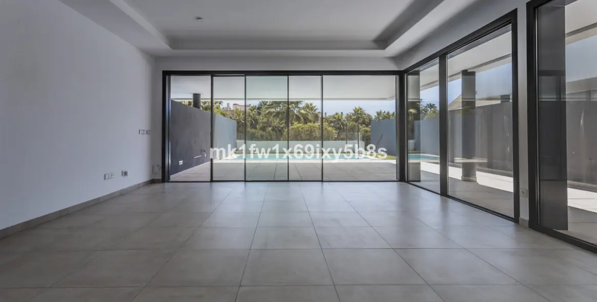 Alquiler a largo plazo de apartamento en planta media en Estepona 12