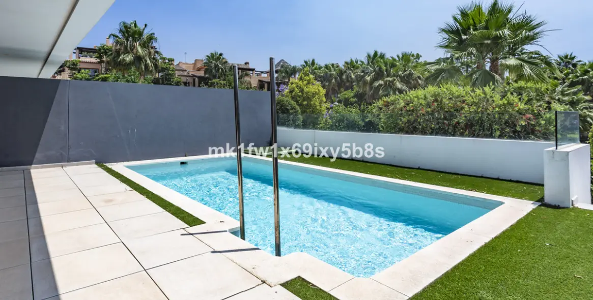 Alquiler a largo plazo de apartamento en planta media en Estepona 14