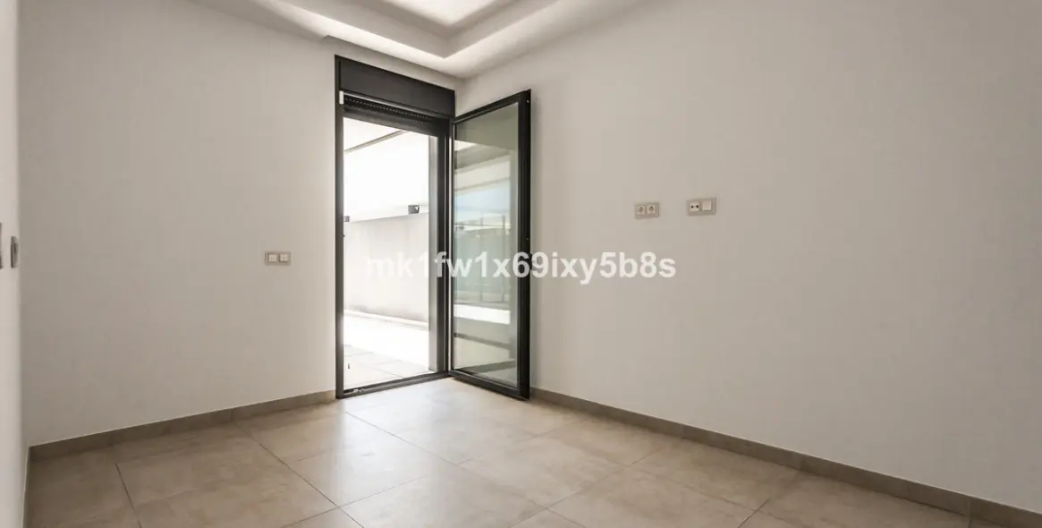 Alquiler a largo plazo de apartamento en planta media en Estepona 19