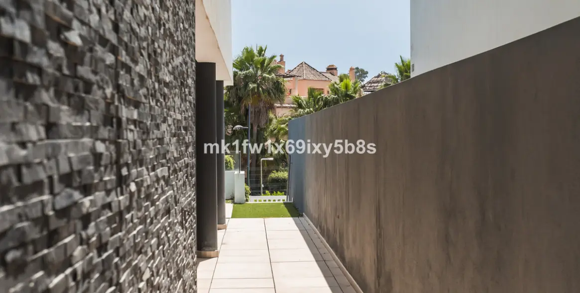Alquiler a largo plazo de apartamento en planta media en Estepona 20