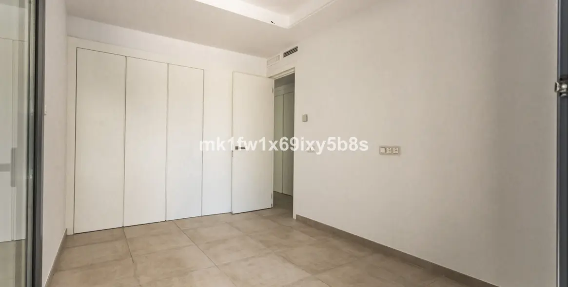 Alquiler a largo plazo de apartamento en planta media en Estepona 21