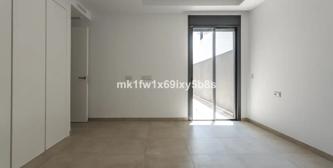Alquiler a largo plazo de apartamento en planta media en Estepona 24