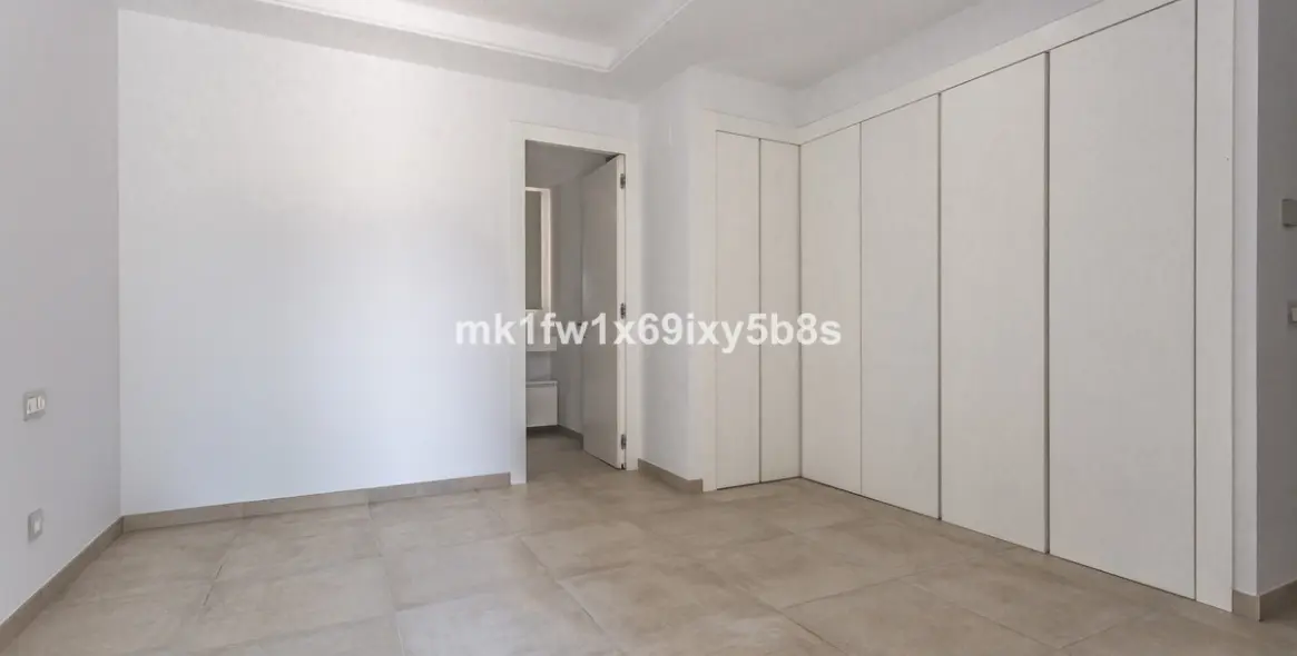 Alquiler a largo plazo de apartamento en planta media en Estepona 25
