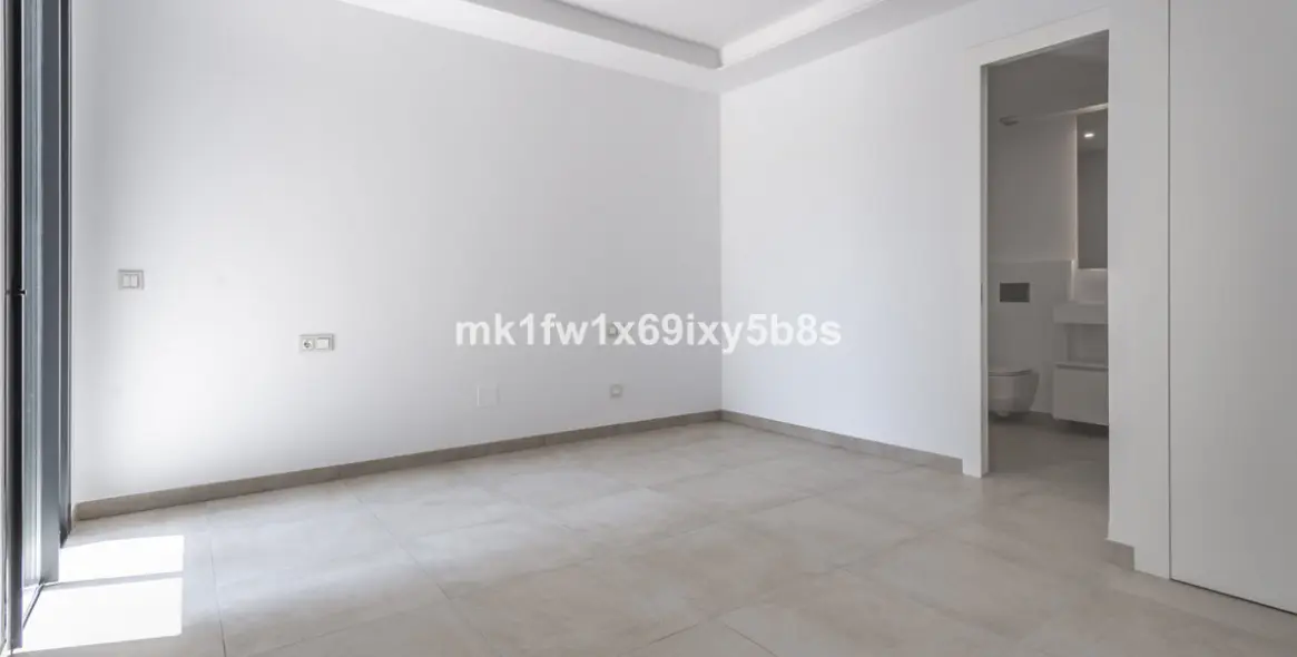 Alquiler a largo plazo de apartamento en planta media en Estepona 26