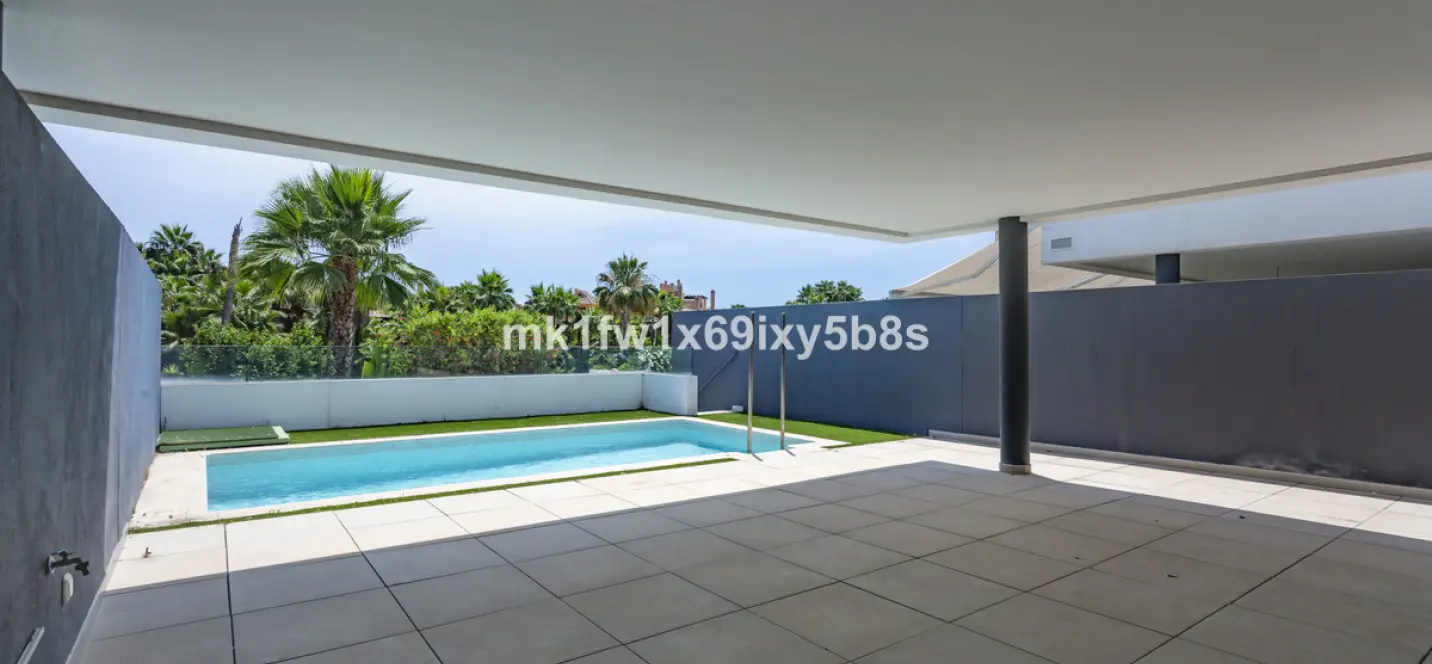 Alquiler a largo plazo de apartamento en planta media en Estepona 0