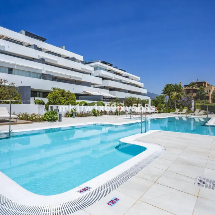 Alquiler a largo plazo de apartamento en planta media en Estepona