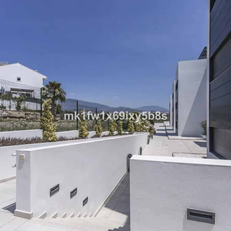 Alquiler a largo plazo de apartamento en planta media en Estepona